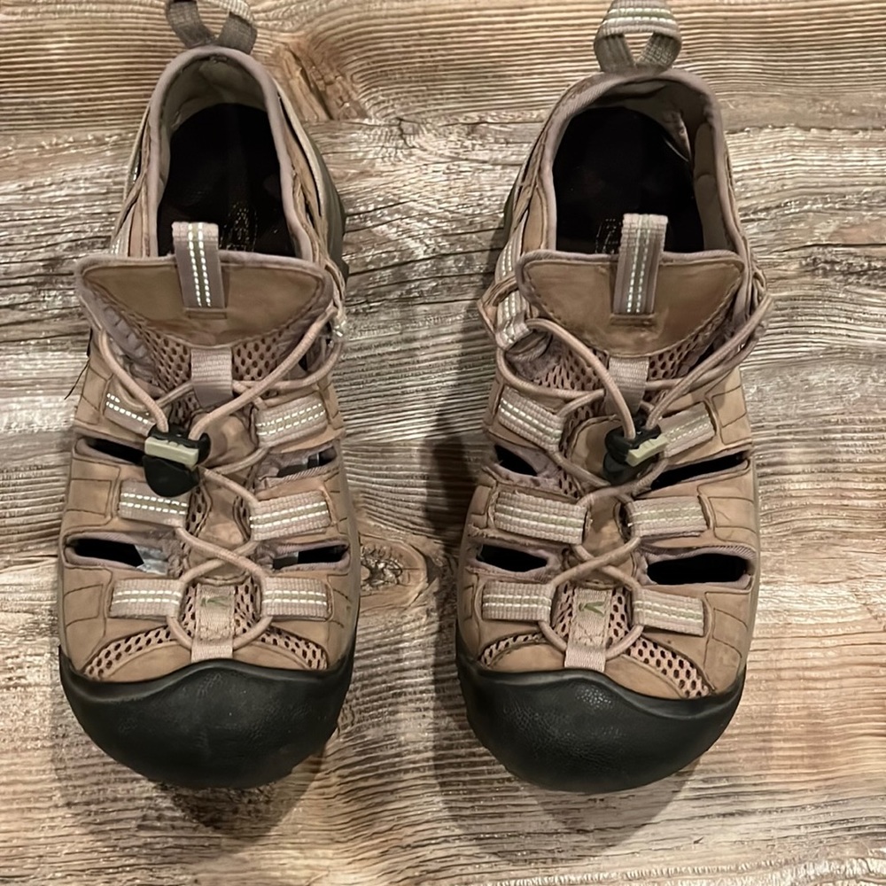 Keen sandals worn less than five times. Size 9